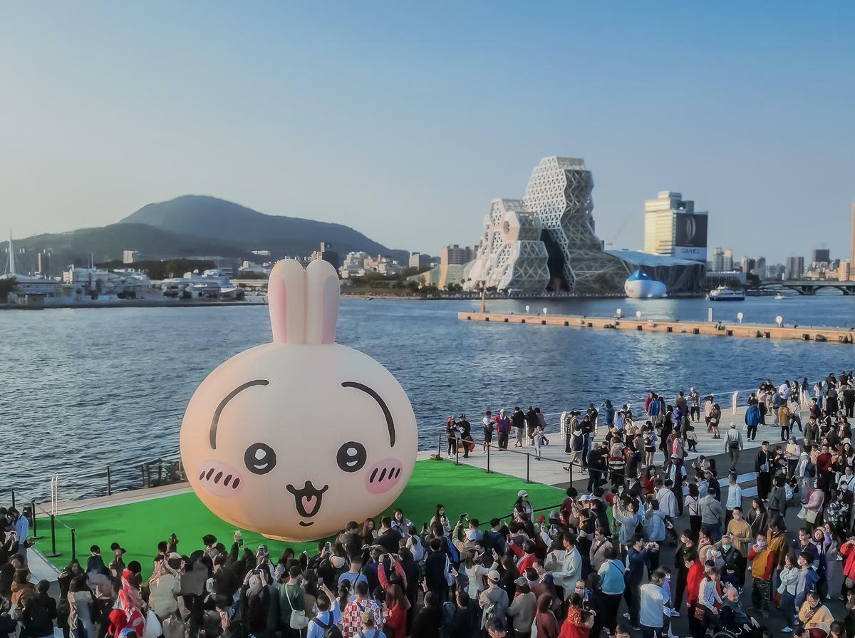 碼頭樂園的兔兔人氣爆棚，吸引許多遊客駐足。 圖：高雄市觀光局/提供