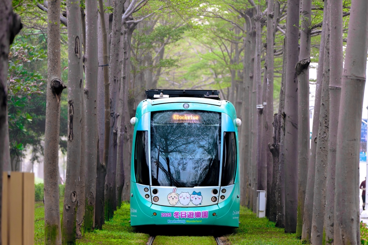 高雄捷運公司推出「吉伊卡哇」主題輕軌。 圖：高雄市觀光局/提供