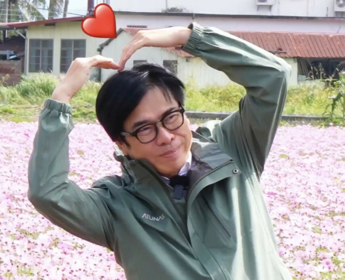 陳其邁拍影片賣萌，行銷美濃花海與客家美食。 圖：高雄市新聞局/提供