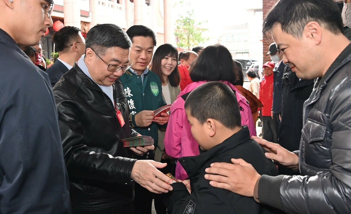 行政院長卓榮泰年初三走訪宜蘭祈福並發放紅包。 圖 : 行政院/提供（資料照）