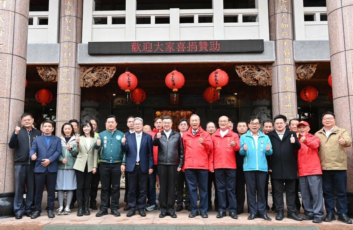 行政院長卓榮泰走訪宜蘭上香祈福，並與地方民代、官員暢談建設。 圖 : 行政院/提供