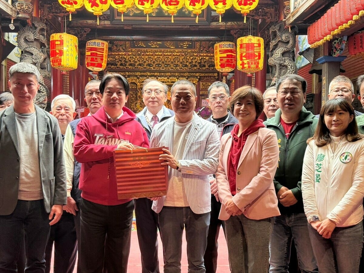 賴清德到豐原慈宮參香，何欣純一路陪同。 圖：何欣純服務處/提供