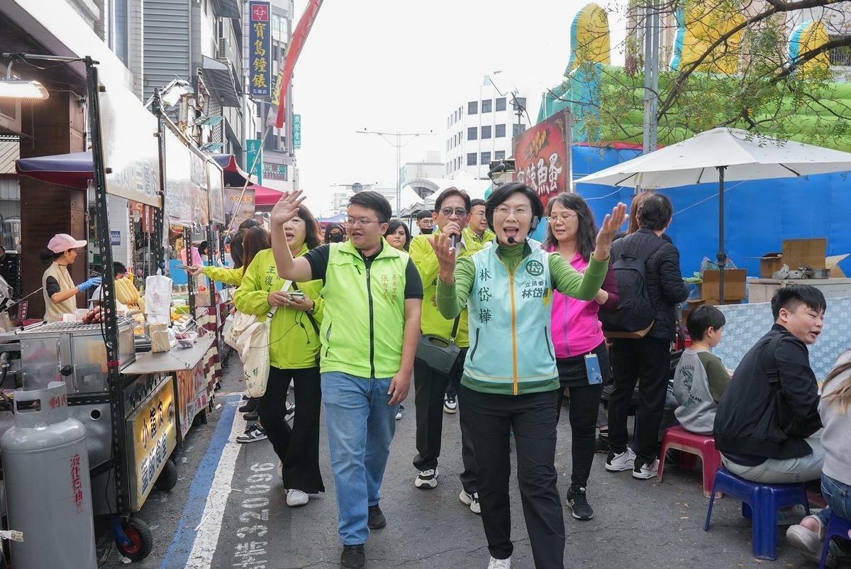 林岱樺展現親和力，祝福攤商新的一年健康賺大錢。 圖：林岱樺服務處提供