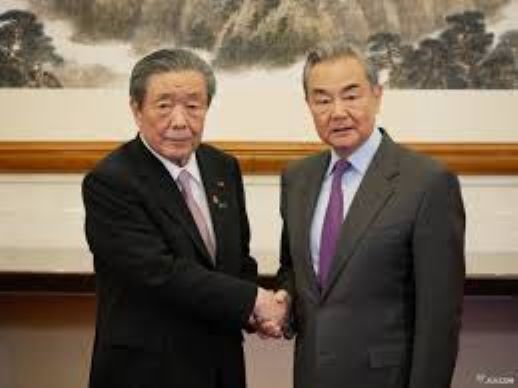中國外交部長王毅近日與日本自民黨幹事長森山裕會談時，據傳非正式提議日本首相石破茂藉 2 月上旬在中國舉辦的亞洲冬季運動會訪問北京，以促進日中關係。 圖：擷自X帳號@7Znv478Zu8TnSWj