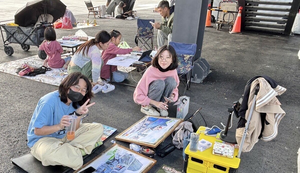 參賽者在港灣邊將城市風景帶入作品中。 圖：高雄市教育局提供
