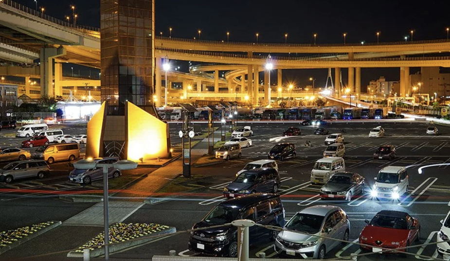 日本神奈川縣橫濱市首都高速大黑PA（大黑停車區），是國際知名車聚地點。  圖片來源：r/Yokohama