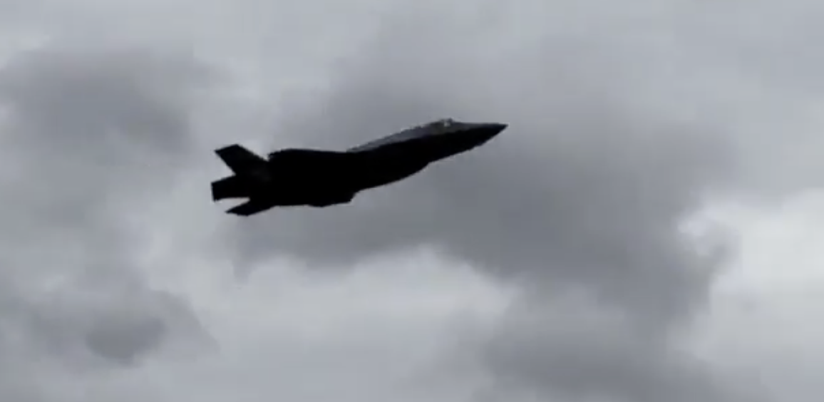 F-35「閃電 II」（Lightning II）戰機被波蘭命名為「Hussarz」，以向波蘭立陶宛聯邦的著名騎兵——翼騎兵（Hussars）致敬。 翻攝自 X NEXTA