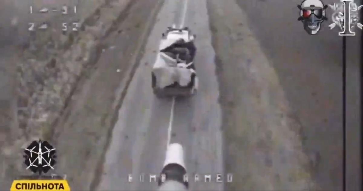 烏軍改成在俄軍運輸車的必經之地進行埋伏，等到運輸車輛到達時再出動無人機將其摧毀。 圖：翻攝自中華人礦共和國 X 帳號