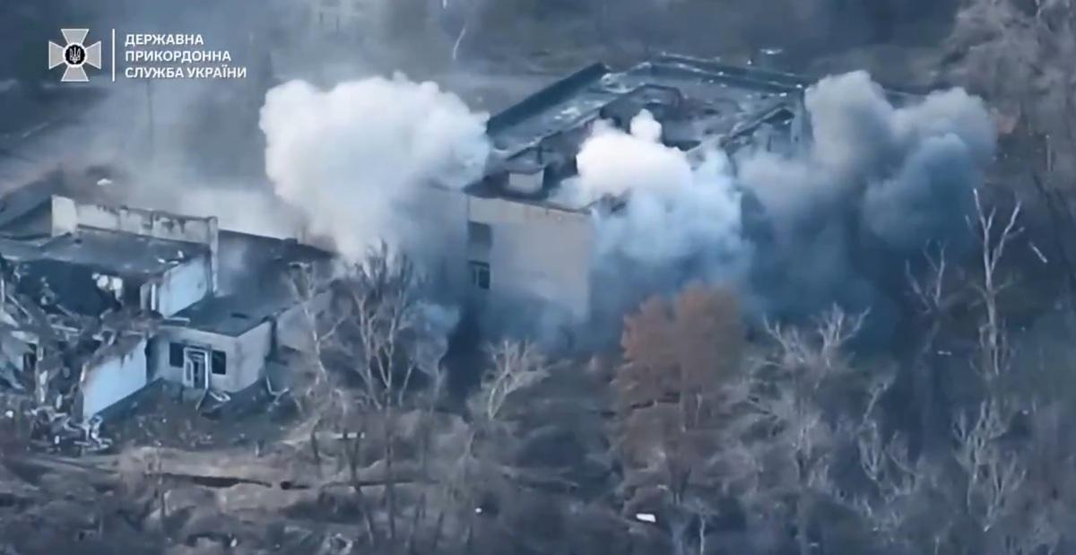 烏克蘭第 8 邊防警衛隊空中偵察兵在札波羅熱前線發現於附近徘迴的俄軍後，將敵方座標傳遞給砲兵部隊。收到資訊的砲兵部隊命中敵軍，摧毀俄軍防空洞與掩體。 圖：翻攝自 NOELREPORTS X 帳號