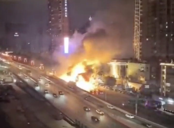 中國新年年假期間，深圳文錦渡口岸附近發生一起貨櫃車起火爆炸事故。 翻攝自 X 清絲老師談治國理政