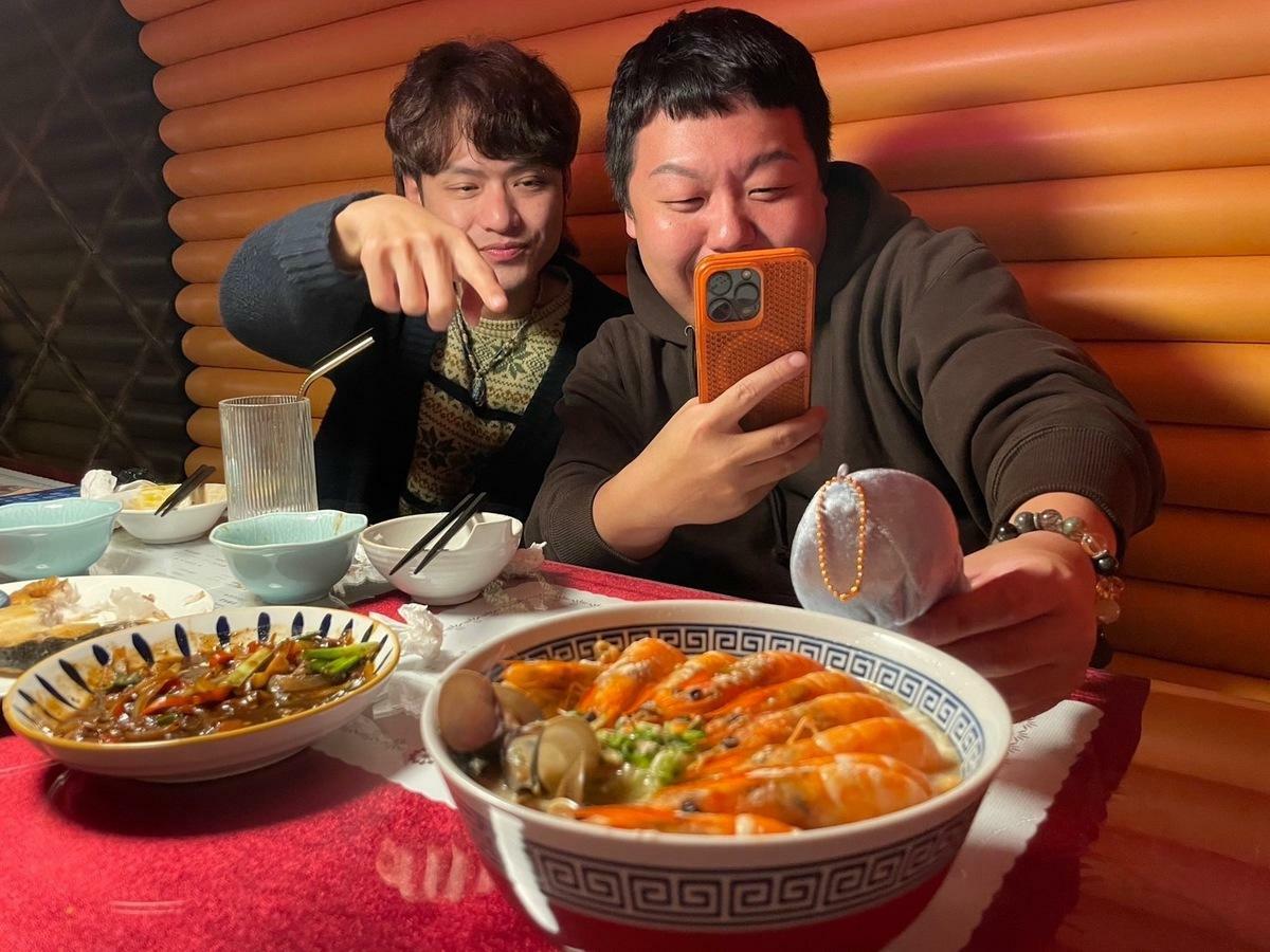 民眾帶著吉伊卡哇前來與巨大化美食開心合照。 圖：高雄市經發局/提供