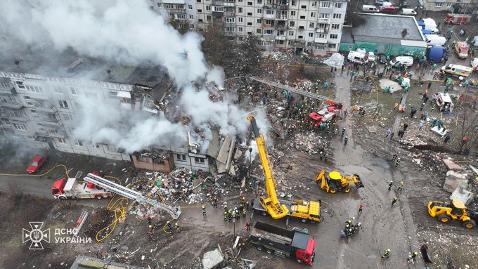 俄羅斯軍隊於當地時間 16 時 54 分，使用 KAB 制導炸彈襲擊俄羅斯庫爾斯克州蘇賈（Sudzha）地區的一座公寓。 圖:擷自X帳號@NOELreports