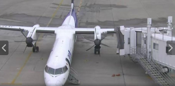 一架全日空客機今 ( 2 ) 日在福島機場著陸後，在滑行至停機位的過程中，機翼與廊橋相撞。 圖 : 翻攝自環球網