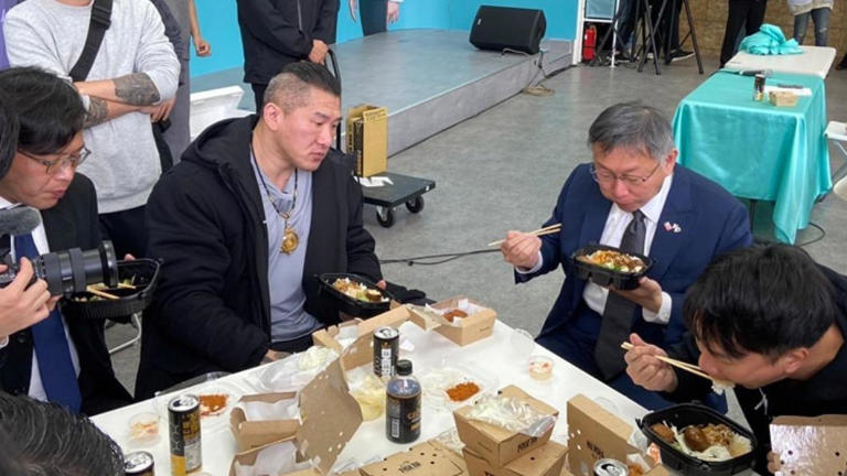 館長之前送飯給柯文哲和黃國昌吃。 圖：翻攝館長臉書