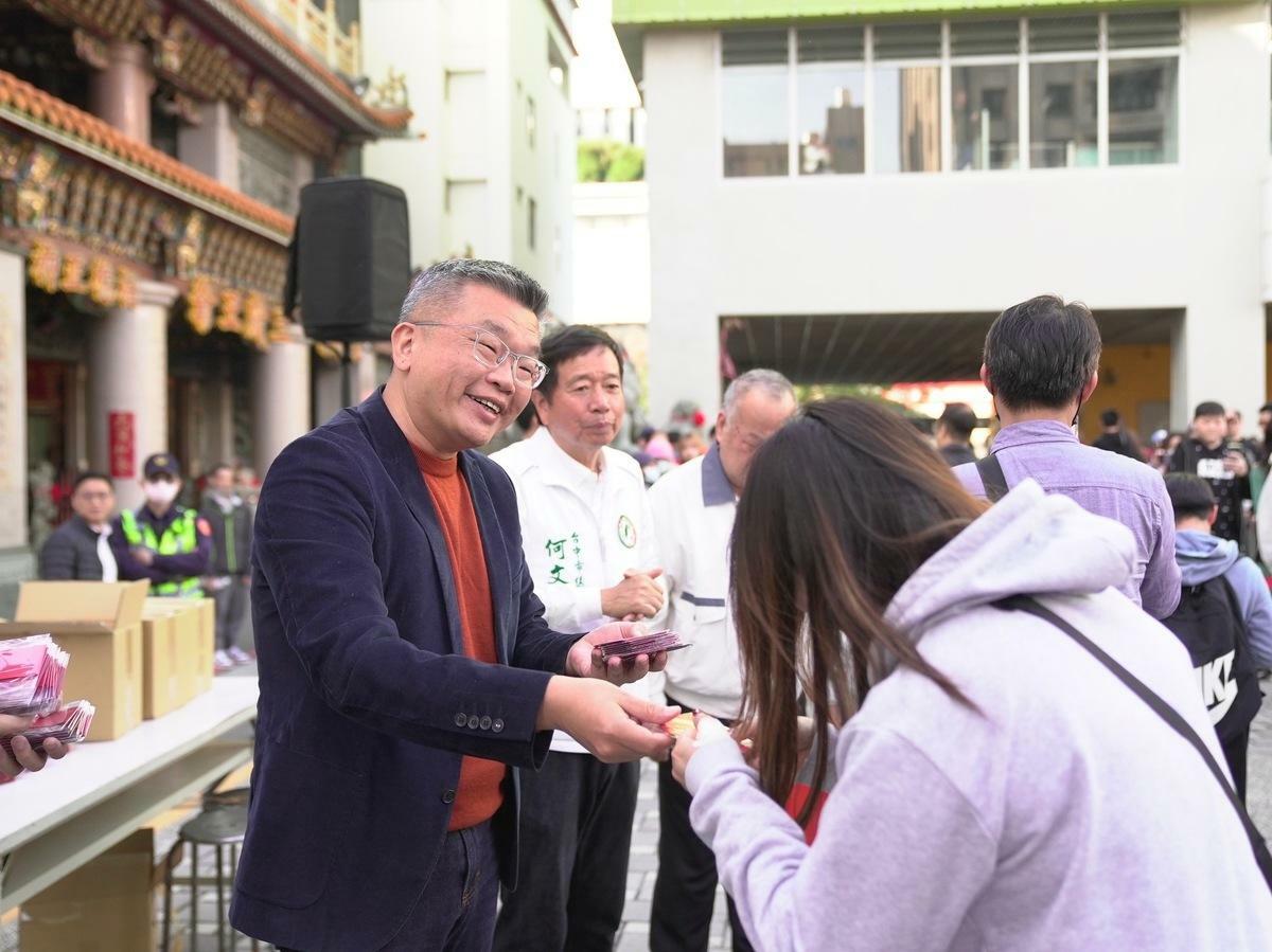 蔡其昌親自發送中華職棒特製「TeamTaiwan」小紅包。 圖：蔡其昌服務處/提供