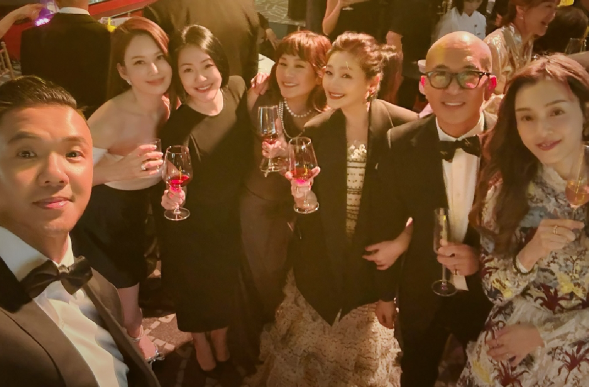 網友翻出上月25日大S（右3）出席王偉忠女兒王羚歸寧宴的照片，當時她的氣色很好，看起來沒有絲毫異狀。 圖：翻攝自陳建州IG