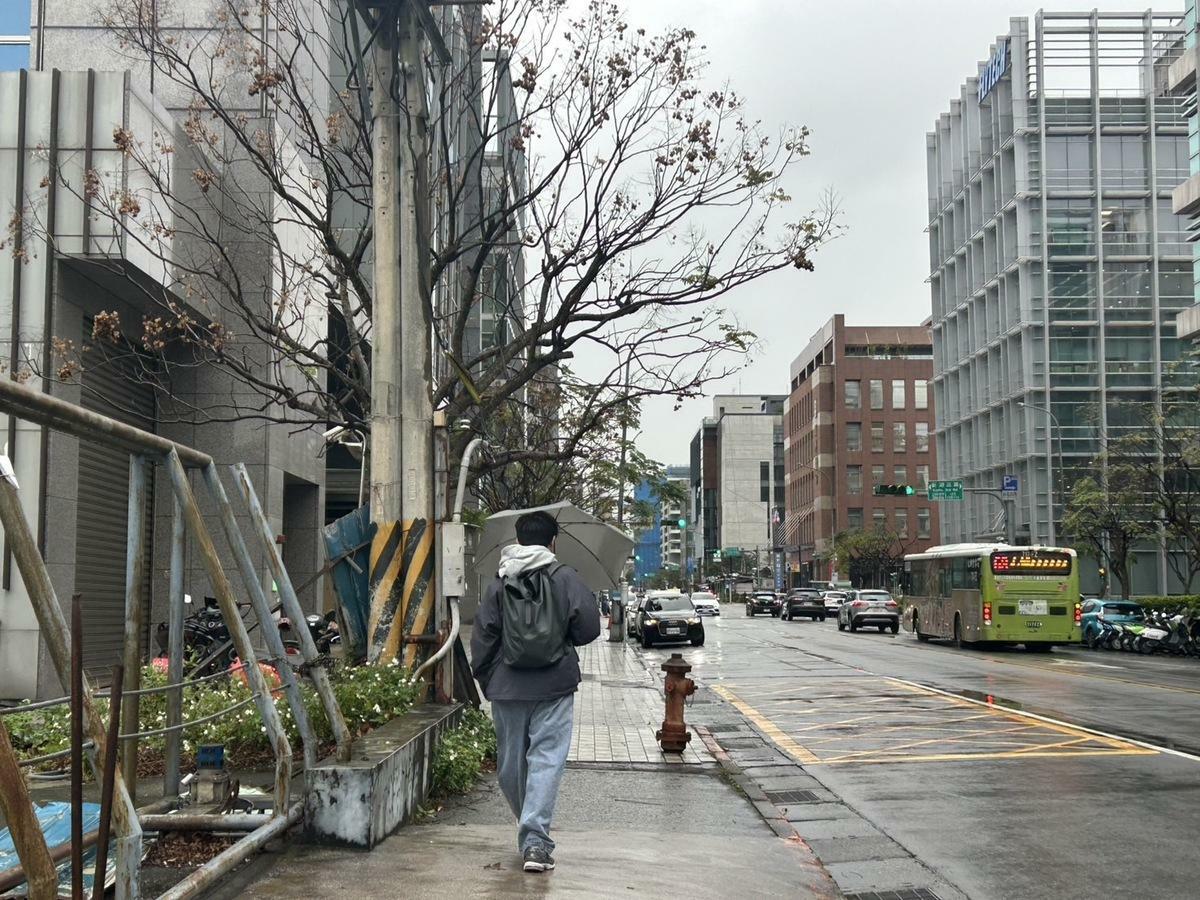 今(9)日至明日晨寒流影響，各地天氣非常寒冷，明白天起寒流減弱，各地氣溫逐漸回升，日夜溫差大。 圖：林岑韋／攝