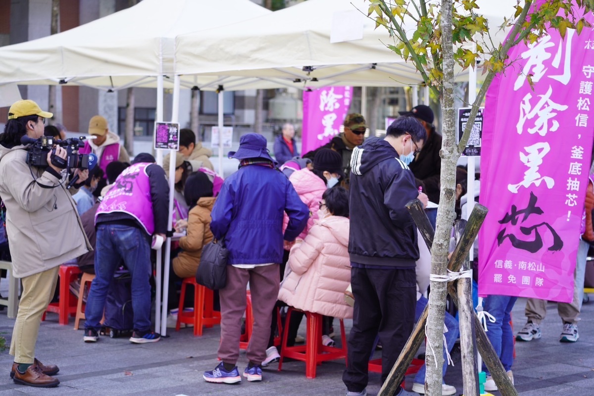 全台掀起大罷免潮，許多罷免團體春節期間不打烊，持續募集罷免藍委連署書。 圖：取自剷除黑芯-信義南松山罷免團隊臉書（資料照）