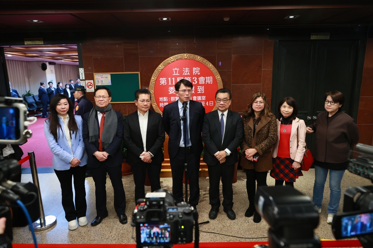 民眾黨8位立委一早前往立法院報到。 圖：民眾黨／提供