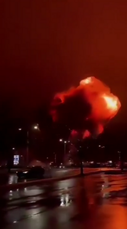 費城墜機事件爆炸瞬間。 圖：翻攝自無人機咻咻咻 X 帳號