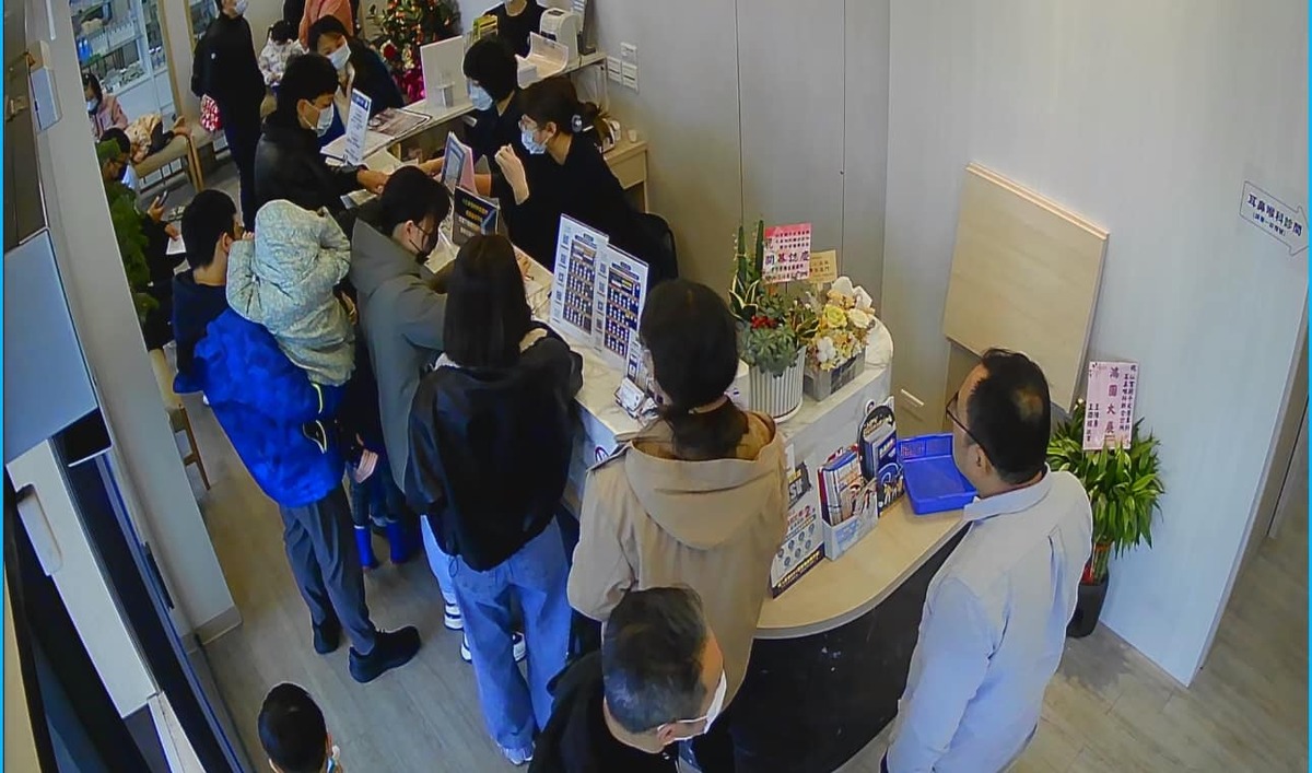 耳鼻喉科醫師張弘於在社群媒體發文指出，農曆春節後就醫人潮暴增，單日門診突破百人，各類呼吸道症狀與腸胃炎病例激增。 圖：翻攝自張弘 耳鼻喉科醫師