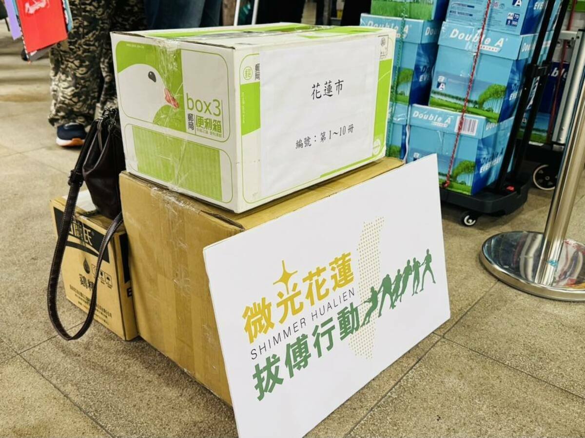 發起罷免國民黨立院黨團總召傅崐萁的公民團體「微光花蓮」今日前往中選會遞件。 翻攝自微光 shimmer.tw 臉書