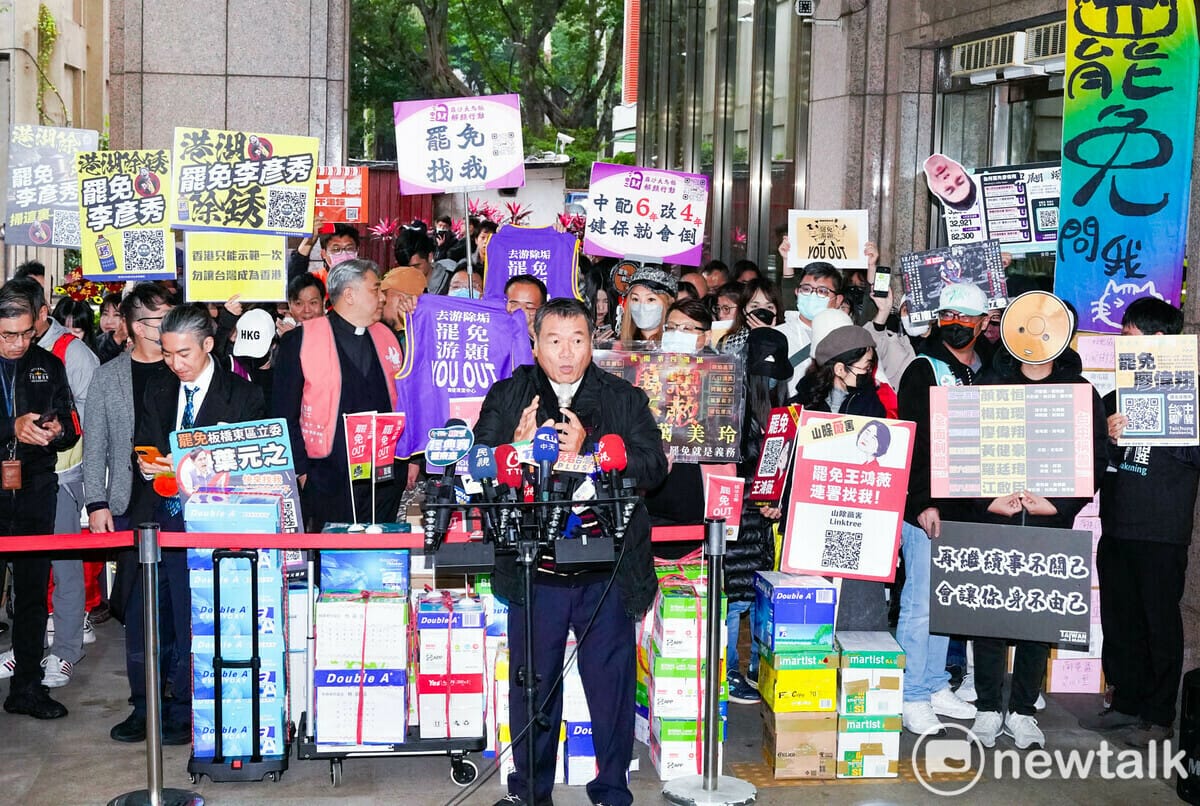 包含國民黨立院黨團總召傅崐萁等18位國民黨立委選區的公民團體代表，今早，在開年第一天，到中央選舉委員會繳交罷免提議連署書，正式啟動全台大罷免國民黨立委行動。 圖：張良一/攝（資料照）