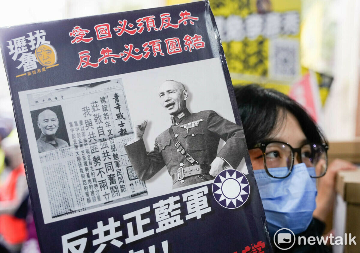 一位公民團體志工拿著前總統蔣介石的『愛國必須反共 反共必須團結』的手舉牌，諷刺國民黨立委已遺忘其前總裁的遺訓。 圖：張良一/攝