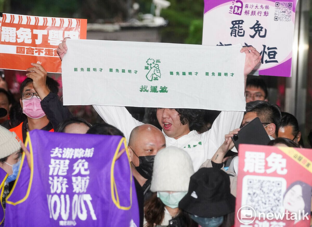 罷免羅明才志工高舉罷免羅明才的「拔羅波」布條參與繳交罷免國民黨立委罷免連署提議書行動。（資料照片） 圖：張良一/攝（資料照）