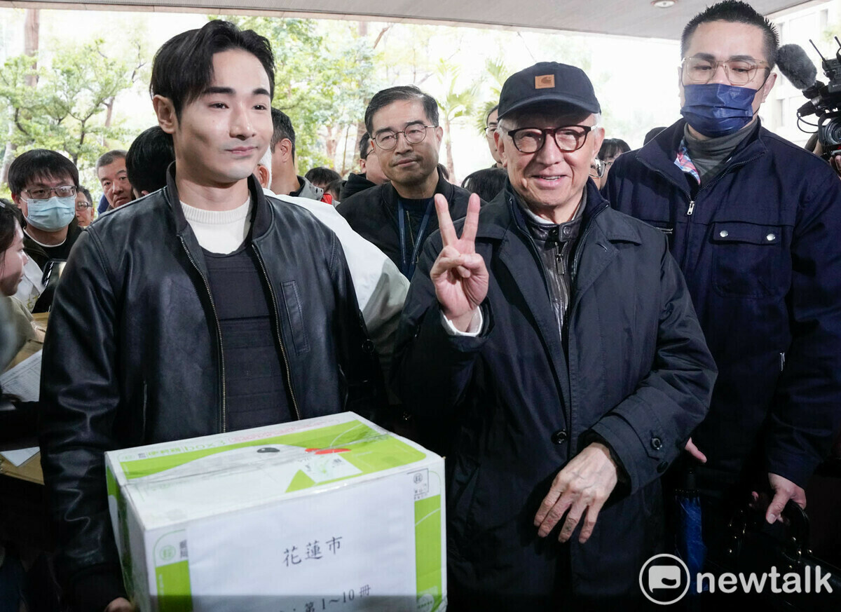 自稱是罷免國民黨立委第三號志工的聯電創辦人曹興誠陪著罷免國民黨立委傅崐萁的領銜人八炯到中選會繳交罷免國民黨立委傅崐萁連署提議書。 圖：張良一/攝