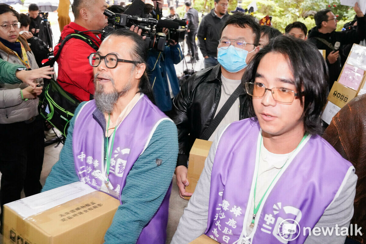 罷免國民黨立委顏寬恒的公民抱著罷免提議連署書到中選會繳交。 圖：張良一/攝