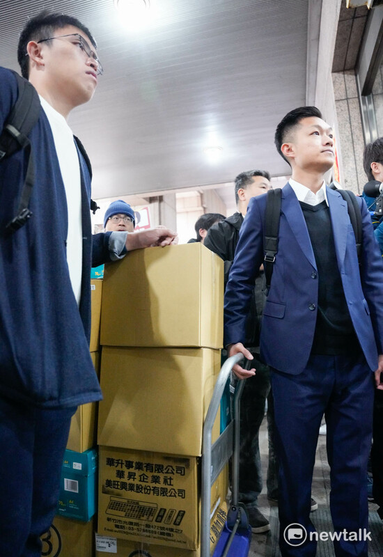 罷免國民黨立委的罷免提議連署書多到要用手推車才能搬動。 圖：張良一/攝