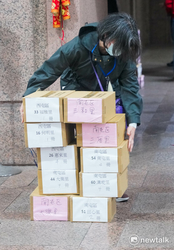 罷免國民黨立委廖偉翔的志工抱著10箱罷免提議連署書到中選會繳交。 圖：張良一/攝