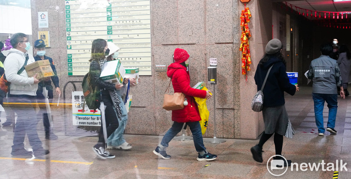 罷免國民黨立委的志工抱著罷免提議連署書到中選會繳交。 圖：張良一/攝