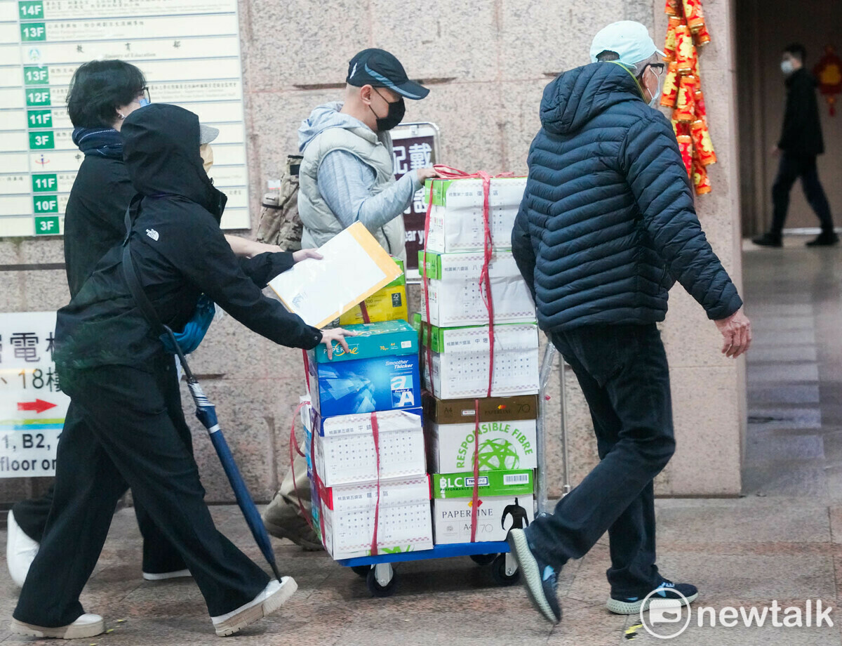 罷免國民黨立委的罷免提議連署書多到要用手推車才能搬動。 圖：張良一/攝