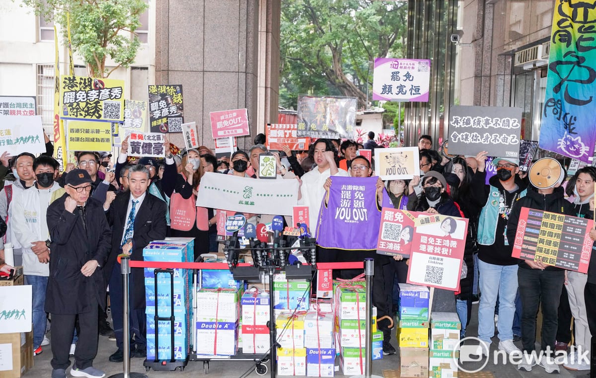 來自全台，18位國民黨立委選區的罷免國民黨立委的公民團體在開年第一天到中選會繳交罷免提議連署書，正式啟動全台大罷免國民黨立委行動。他們在繳交罷免提議連署書前呼喊口號。 圖：張良一/攝