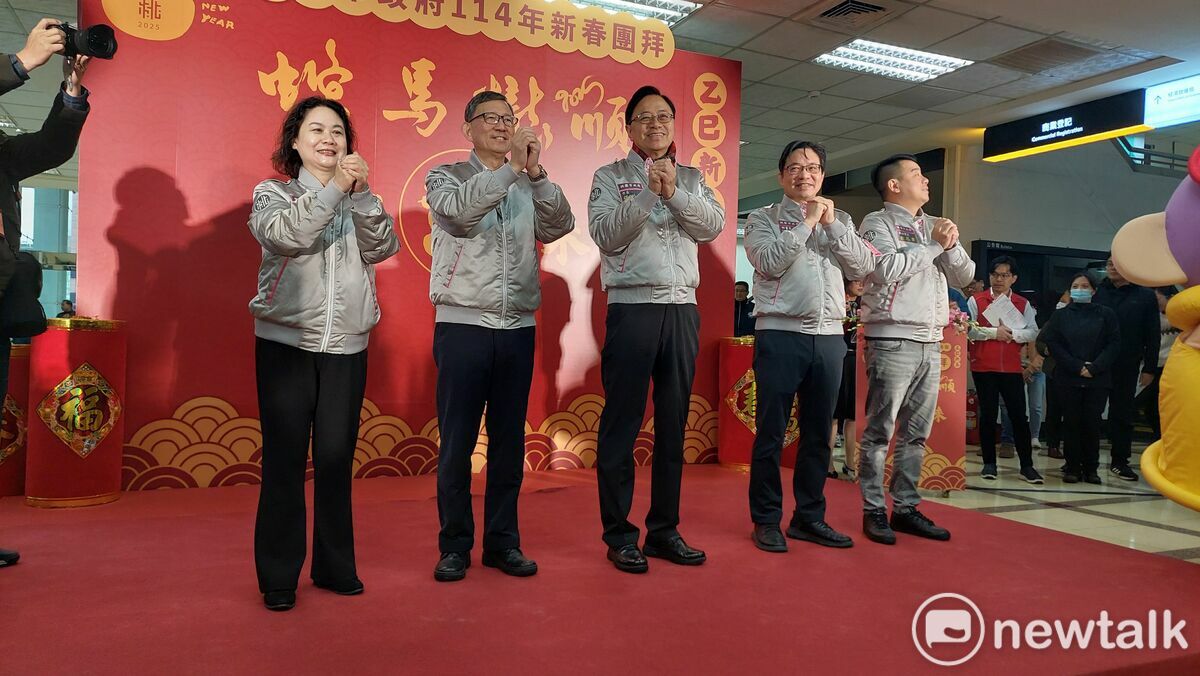張善政率市府一級主管向市府同仁團拜。 圖：林昀真/攝