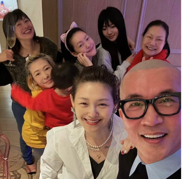 具俊曄去年12月31日發與S家人慶祝新年合照。 圖：翻攝自具俊曄IG