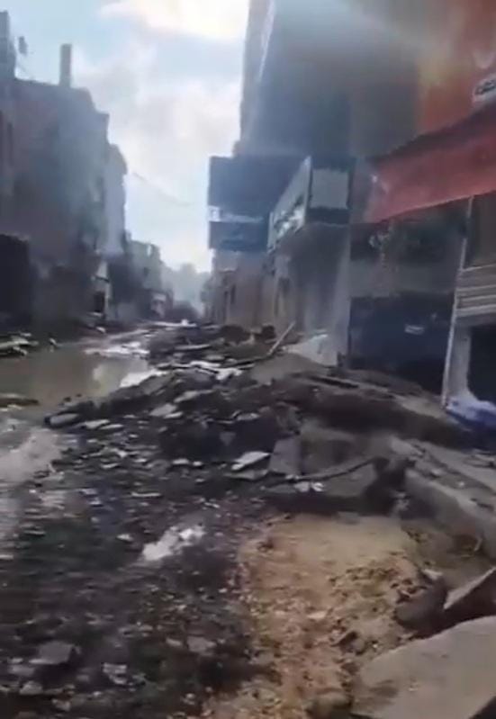以軍推土機破開地面，清除路邊炸彈和地道。 圖：翻攝自以色列戰爭 X 帳號
