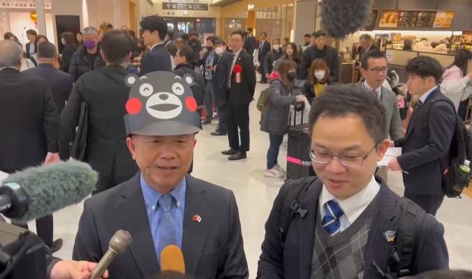 許智善(左)接受日本媒體採訪。 圖：孫家銘翻攝