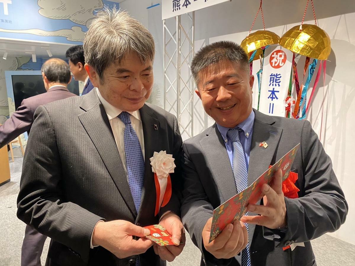 許智善(右)與日方分享高市府的新春福袋。 圖：許智傑團隊提供