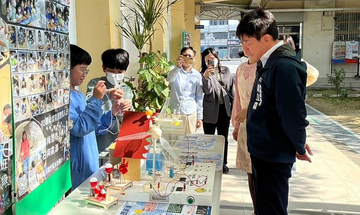 吳立森(右一)專程前往大社國小視察，了解學校能源科技發展成效。 圖：高雄市教育局提供