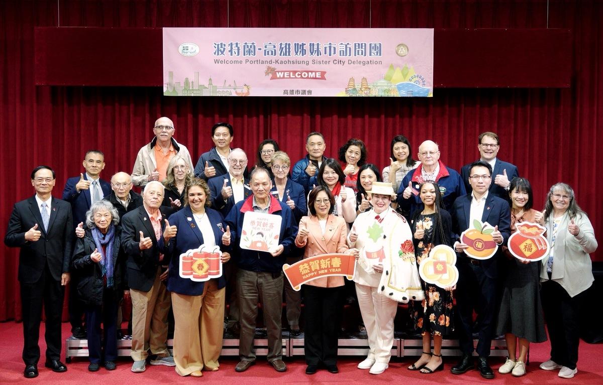 康裕成(前排中)歡迎波特蘭姐妹市訪問團。 圖：高雄市議會提供