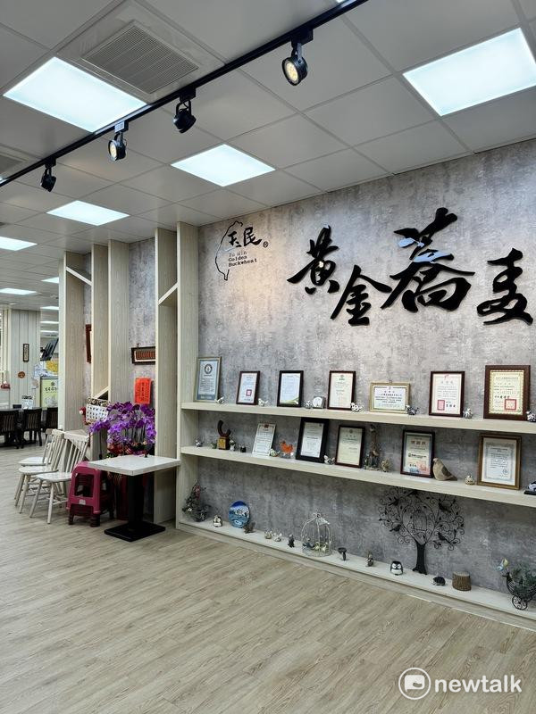 「黃金蕎麥探索館」在1月21日強震中受到嚴重損害，館內屋頂與牆壁坍塌，水塔亦受損，不得不停工修復。然而，在創辦人林家寶的堅持與團隊的努力下，探索館僅用五天時間便完成修復，於春節期間順利恢復營業，臺南市長黃偉哲也特別前往探訪，並關心業者恢復營業狀況。 圖：台南市政府提供