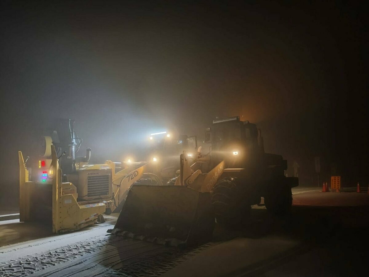 受寒流影響，合歡山3日深夜23時起開始降雪，公路局於今日出動鏟雪車清理路面。 圖：公路局中區養護分局 / 提供