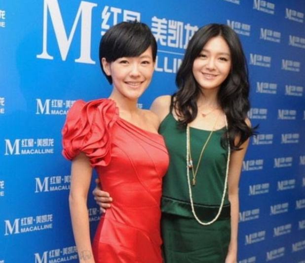 大S（右）近期感染日本流感病逝，小S在姊姊過世後一度哭到癱軟在地。 圖：翻攝自大小S全球後援會FB