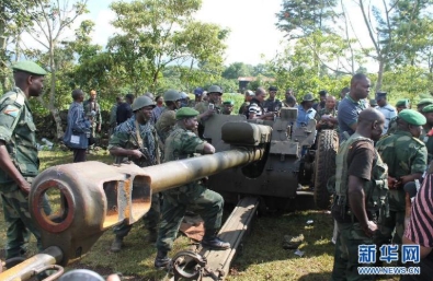 剛果反政府武裝「M23運動」在與政府軍戰鬥後遺留的大批武器。 圖 : 翻攝自新華網