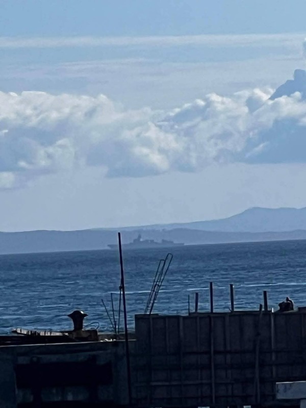 中國解放軍海軍艦艇編隊傳在未通報菲國情況下，以慢速通過菲國南部的巴西蘭海峽。圖為自岸上拍攝到的055型飛彈驅逐艦。 圖：翻攝「X」@philnebula