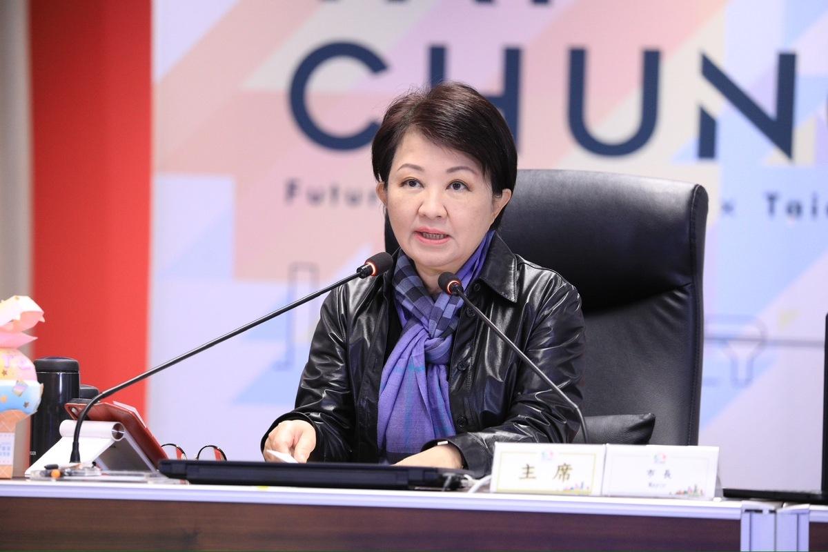 台中市長盧秀燕今（4）日主持市政會議強調，自己前陣子罹患A流的切身經驗，提醒民眾平時應勤流手、戴口罩，如不幸罹患流感，應留意重症警訊，並及時就醫。 圖：台中市政府/提供