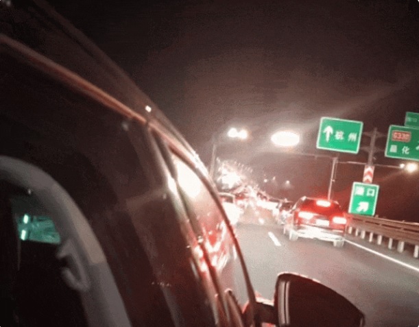 隨著春節假期逐漸結束，中國各地又爆發返程車潮，多個地區的高速公路被塞成停車場。 圖：翻攝自 紅星新聞